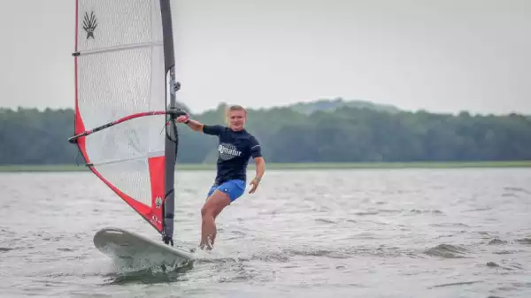 Obóz i kolonia windsurfingowa - Wakacje na wodzie